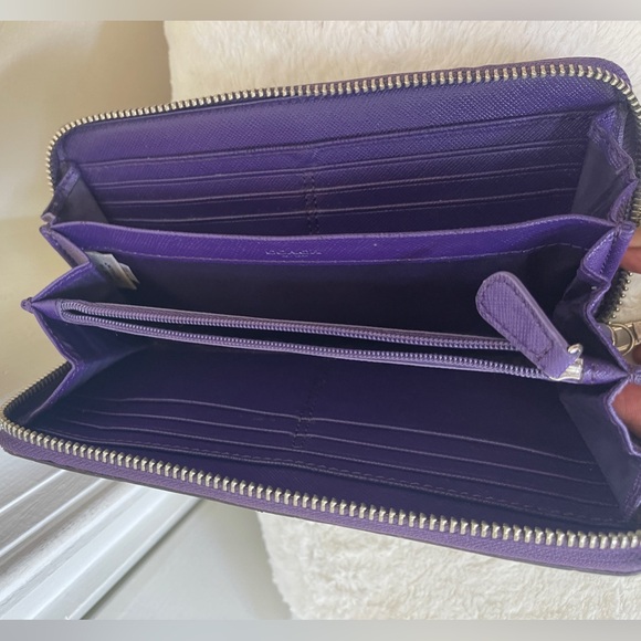 Coach long Wallet GUC - Picture 6 of 12